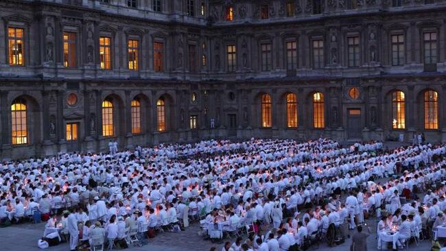 Вечеря в бяло. С 11 хиляди гости.
