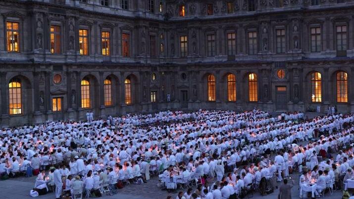 Вечеря в бяло. С 11 хиляди гости.