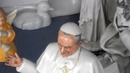 Най-кичозните сувенири по света - Папата от Острова
