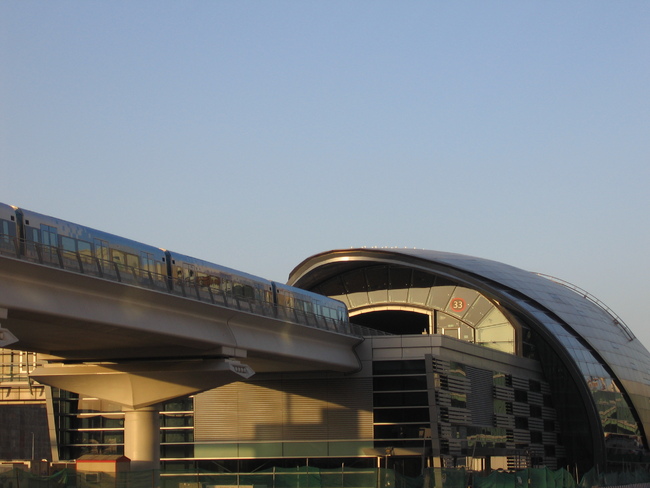 Туристи в... метростанцията - Дубайското метро