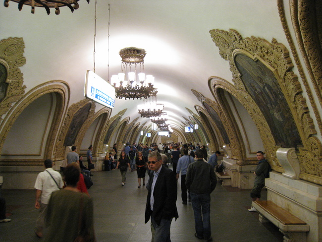 Туристи в... метростанцията - Киевская станция, Москва