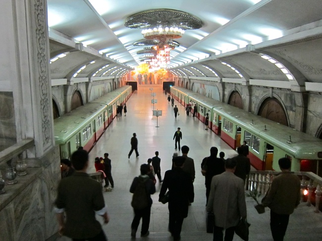 Туристи в... метростанцията - Метрото в Пхенян