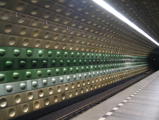 Туристи в... метростанцията - Линия А на пражкото метро