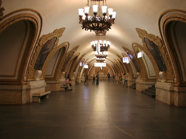 Туристи в... метростанцията - Киевская станция, Москва