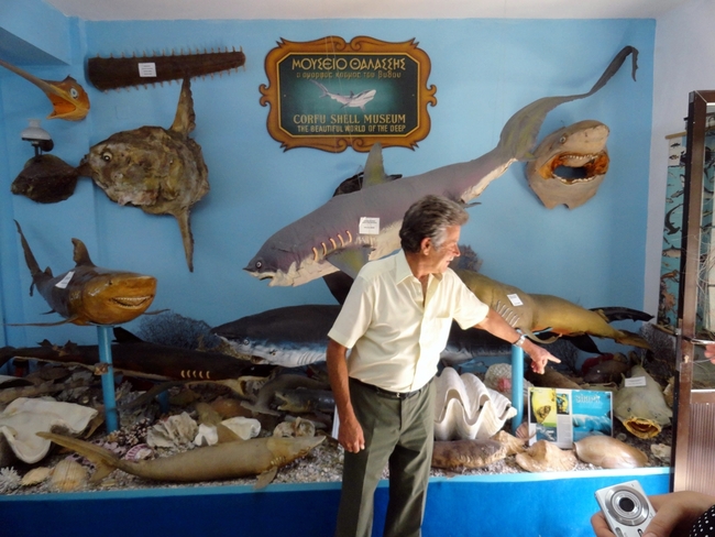 Г-н Наполеон и музеят на морските същества на остров Корфу