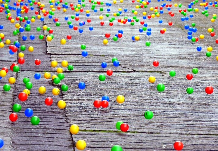 Шарени топки се търкалят по улицата в ирландска лотария