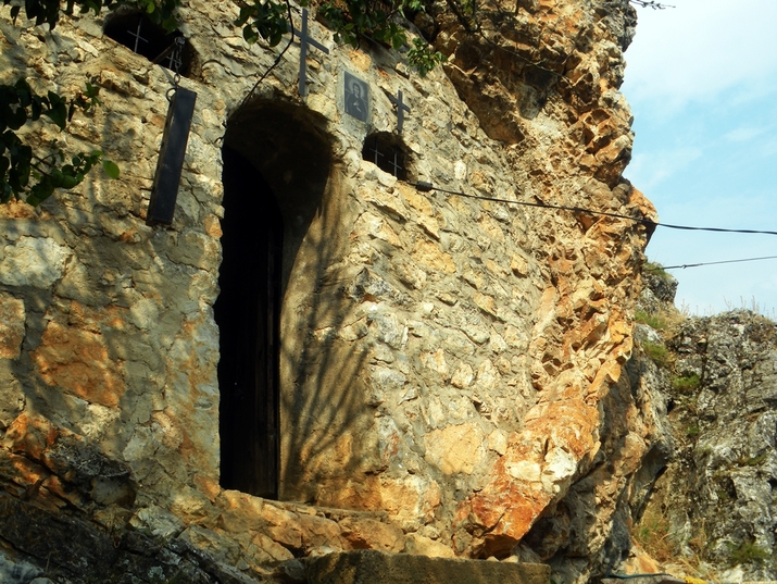 Скален параклис Света Петка в Трън твори чудеса