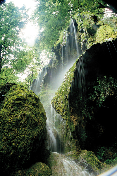 Водопад Варовитец - да надникнеш зад водните струи