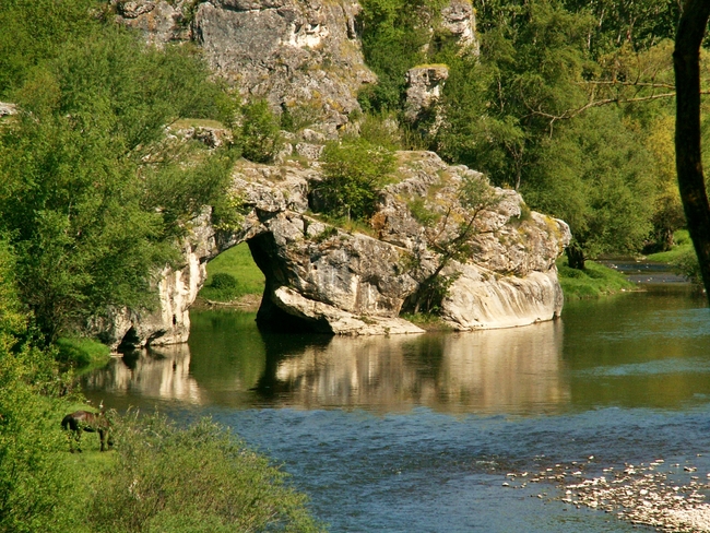 Село Ъглен и скалната арка над река Вит