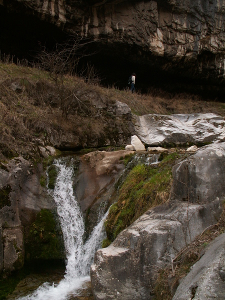 Петренски дол - разходка сред скали, водопади и пещери