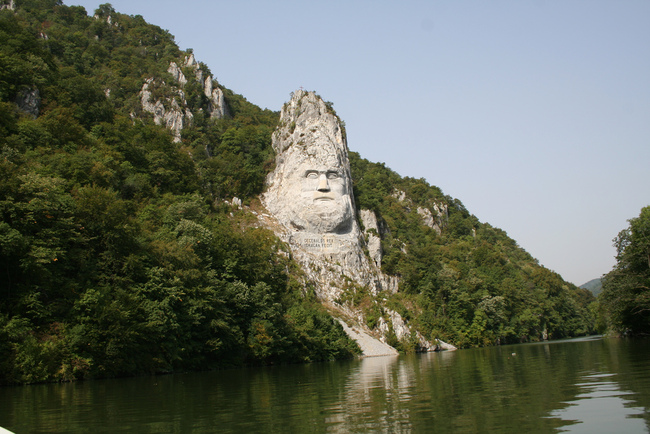 Най-голямата глава на брега на Дунав