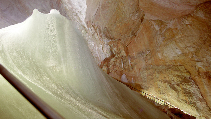 Удивителната ледена пещера от света на гигантите