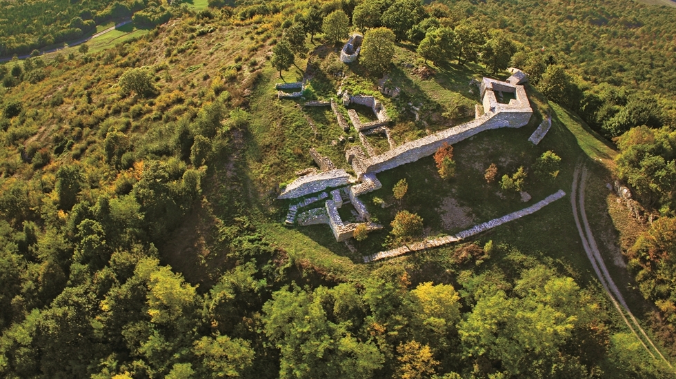 Крепост Хоталич – мистика и реалност в сърцето на България