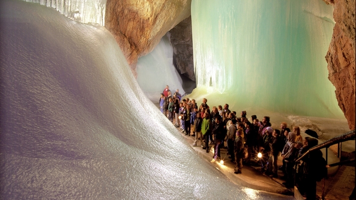 Удивителната ледена пещера от света на гигантите