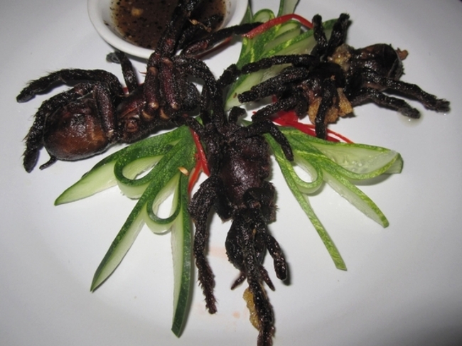 Топ 10 (не)традиционни ястия - Добре изпържена тарантула (Камбоджа)