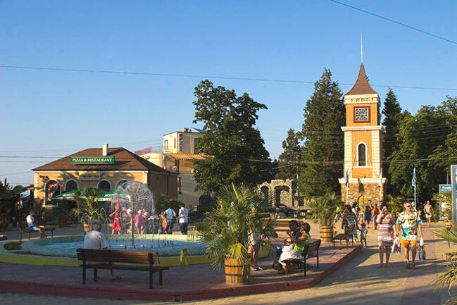 Площадът с часовниковата кула и фонтана