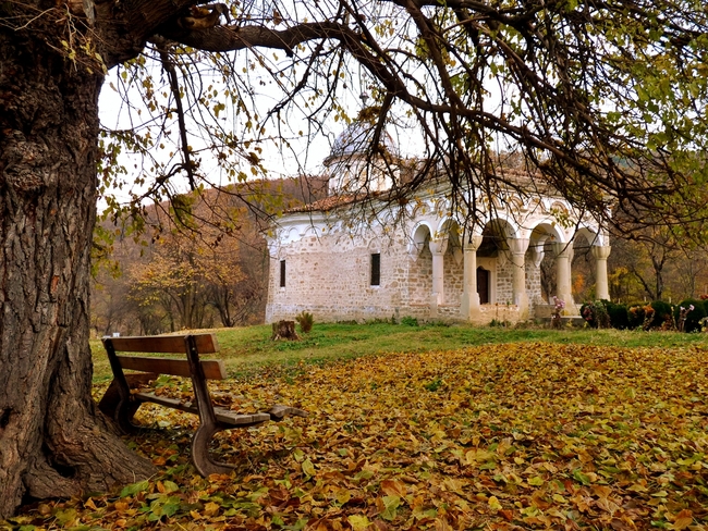 Маршрути по следите на есенните листа - Есен, пейка, манастир