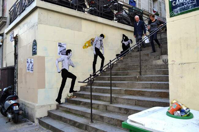 Черно-бели рисунки оживяха по парижките улици