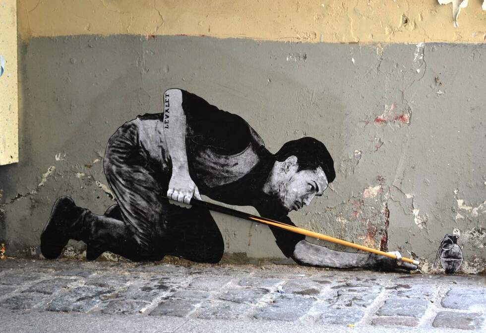 Черно-бели рисунки оживяха по парижките улици - Черно-белите хора на Париж