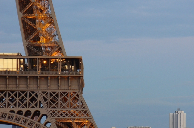 10 сгради, които да видите през сателита на Google - Айфеловата кула в Париж