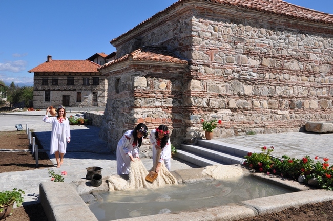 Старинните бани в село Баня - чисто нови