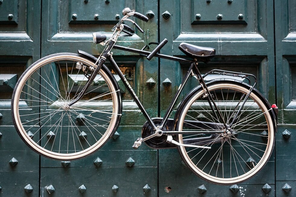 13 трогателни човешки истории от Рим (в снимки) - Не е сигурно дали колелото държи вратата заключена или обратното.
