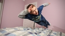 10 предимства да си дете на път - Скачането върху хотелските легла!
