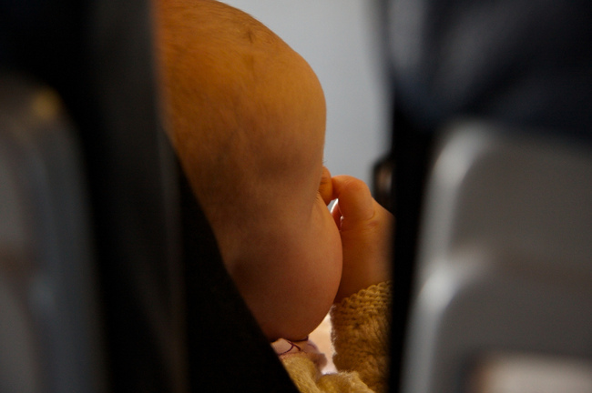 10 предимства да си дете на път - Плачещите бебета в самолета не са проблем.