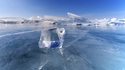 Сибирски музиканти свирят върху леда на езерото Байкал