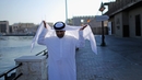 Дубай - щрихи от ежедневието - Жител на Дубай намества шала си за глава