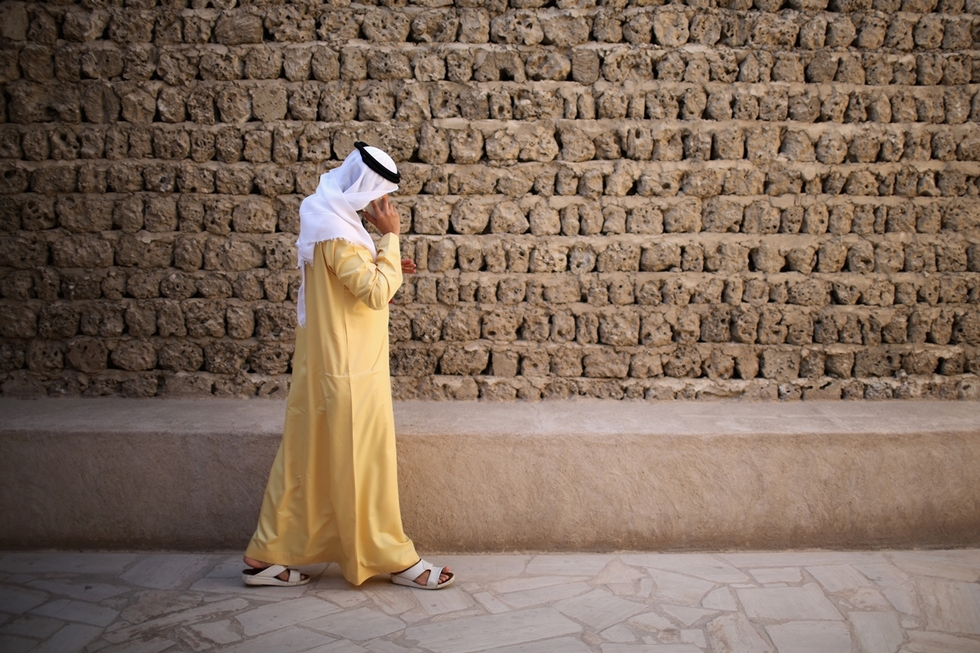 Дубай - щрихи от ежедневието - Местен мъж говори по мобилния си телефон