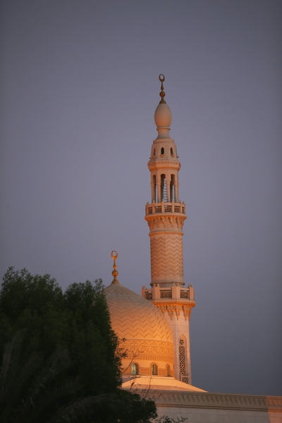Дубай - щрихи от ежедневието - Осветена джамия, от която се разнася призив за молитва