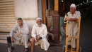 Дубай - щрихи от ежедневието - Продавачи от Златния пазар (сук) почиват на хлад