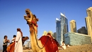 Дубай - щрихи от ежедневието - Туристи се договарят за разходка с камила