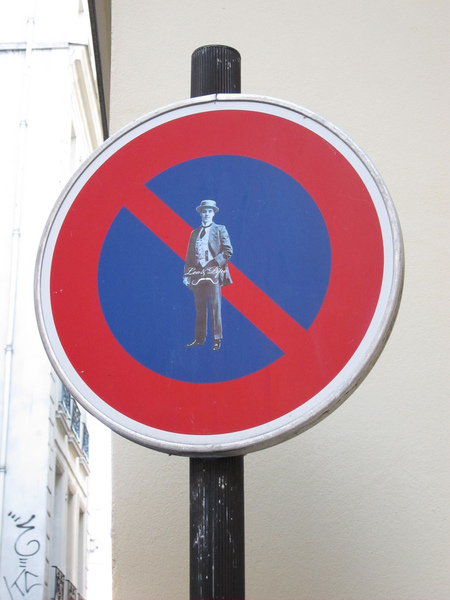 Парижки знаци с изненадващи послания (галерия) - Забранено паркирането на черно-бели хора!