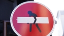 Парижки знаци с изненадващи послания (галерия) - Внимание! Мъж краде бяла дъска!