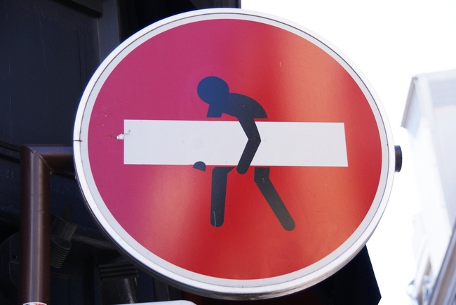 Парижки знаци с изненадващи послания (галерия) - Внимание! Мъж краде бяла дъска!