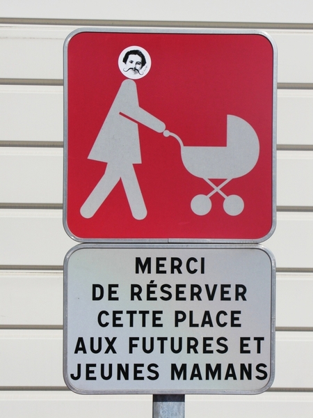 Парижки знаци с изненадващи послания (галерия) - Внимание! Майка ви може би се е сдобила с мустаци!
