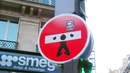 Парижки знаци с изненадващи послания (галерия) - Внимание! Опасност от падащи гилотини!