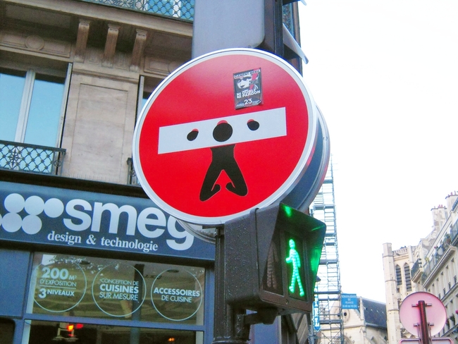 Парижки знаци с изненадващи послания (галерия) - Внимание! Опасност от падащи гилотини!