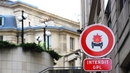 Парижки знаци с изненадващи послания (галерия) - Внимание! Колата ви ще избухне, ако навлезете в улицата!