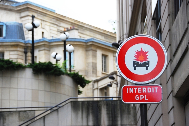 Парижки знаци с изненадващи послания (галерия) - Внимание! Колата ви ще избухне, ако навлезете в улицата!