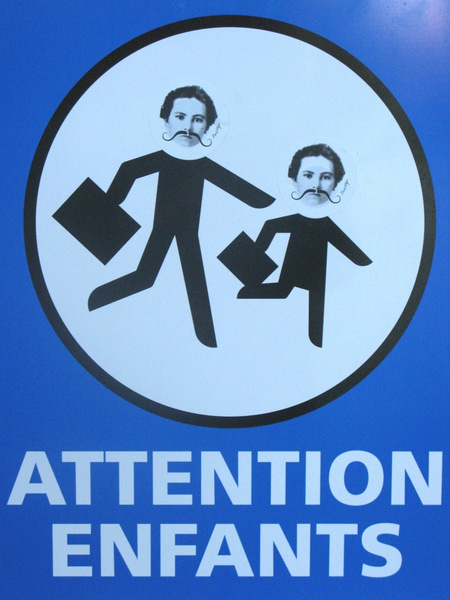 Парижки знаци с изненадващи послания (галерия) - Внимание! Преминаващи мустакати ученици!