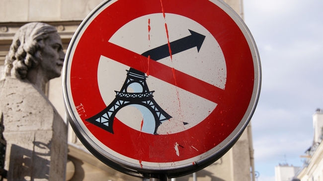 Парижки знаци с изненадващи послания (галерия) - Забранено е на Айфеловата кула да се килва надясно!