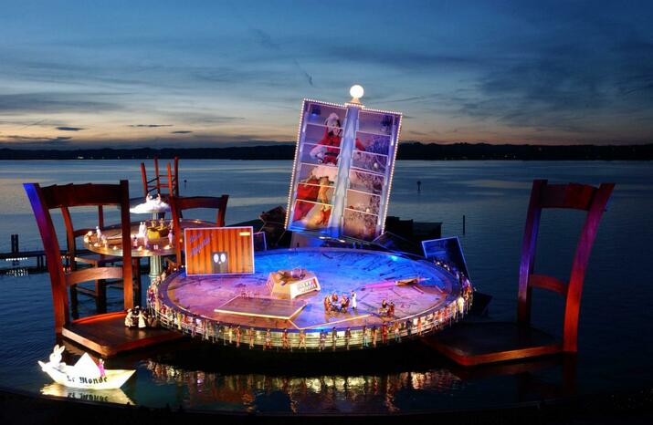 Опера в езерото - най-изумителната сцена