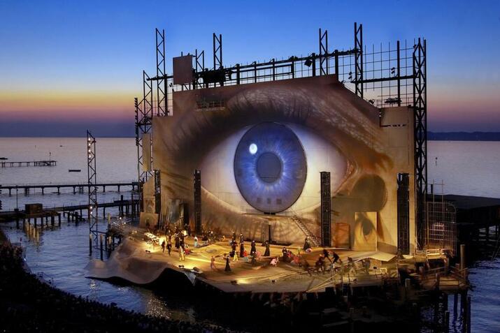 Опера в езерото - най-изумителната сцена