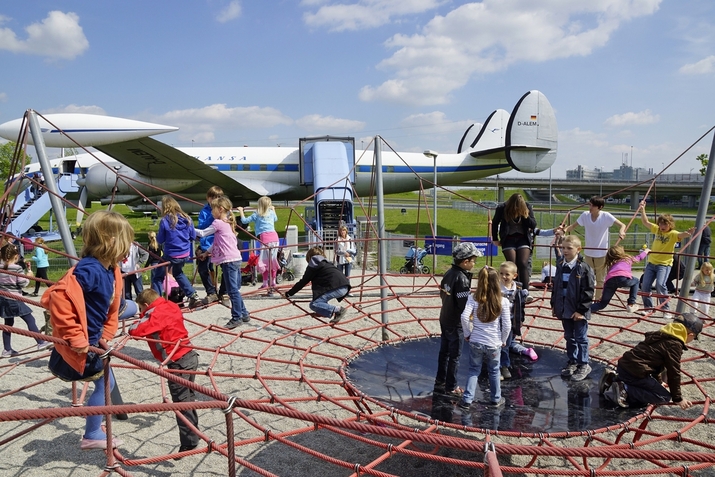 На летището с деца – в Германия знаят как да е весело
