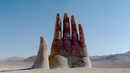 Фото сряда: 10 статуи отвъд границите на абсурда - Гигантската ръка в пустинята