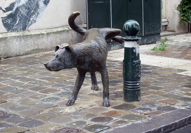 Фото сряда: 10 статуи отвъд границите на абсурда - Пикаещото куче на Брюксел
