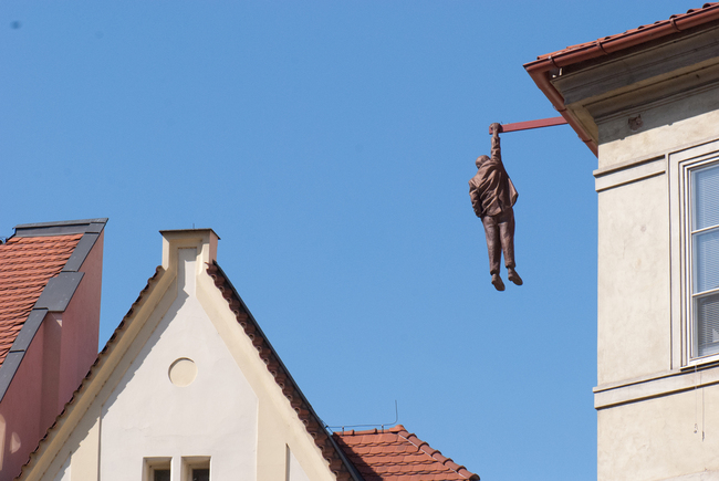 Фото сряда: 10 статуи отвъд границите на абсурда - За висенето в Прага